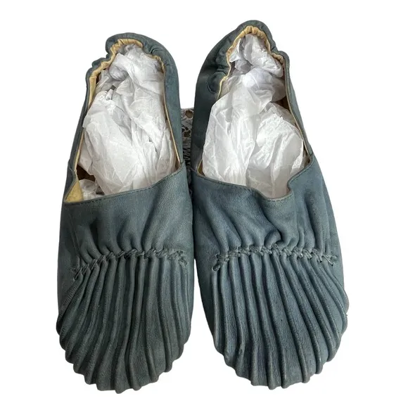 - Chocolate Blu Size 7 Woman's flats shoes Pintuck Leather Blue suede shoes