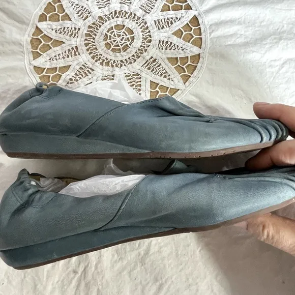 - Chocolate Blu Size 7 Woman's flats shoes Pintuck Leather Blue suede shoes