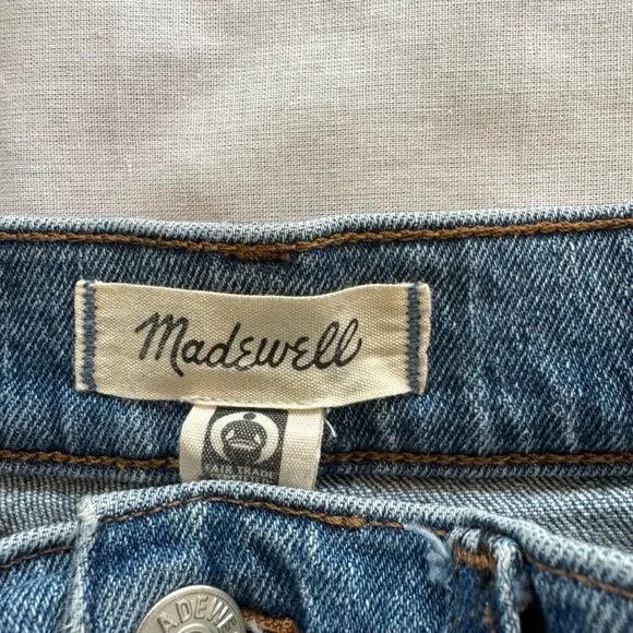 ⟡ Madewell 90s Straight Jeans in size 28 ⟡