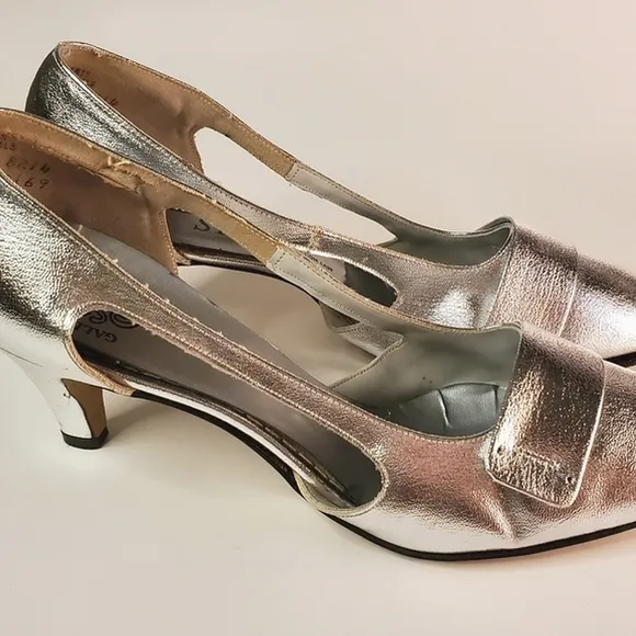 60s Mod Metallic Silver Space Heels with Rounded Toe