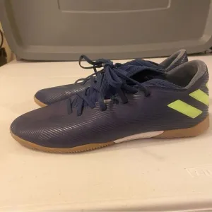 adidas Unisex-Child Nemeziz Messi Soccer Shoe size 5.5