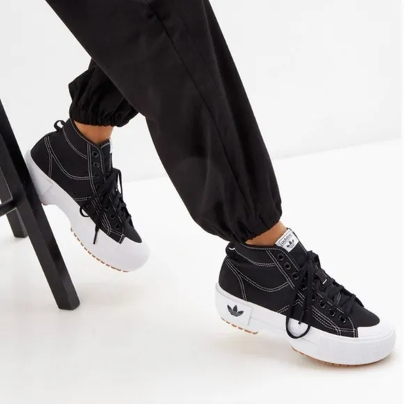 Adidas Women’s Originals Nizza Trek Shoes – Size 7