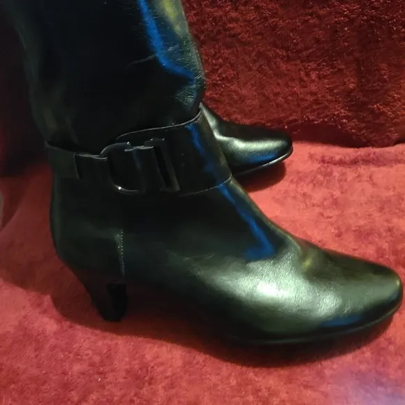 Aerosoles Black Leather Expandable Calf heeled boots size 9.5