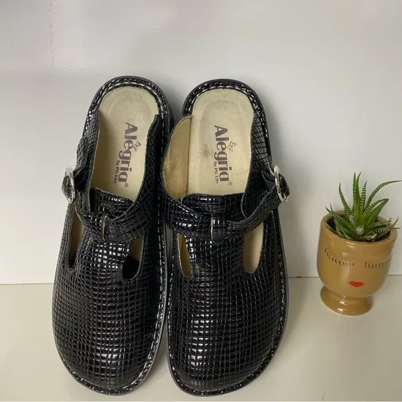 Alegria Black Textured Clog Shoes
