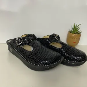 Alegria Black Textured Clog Shoes