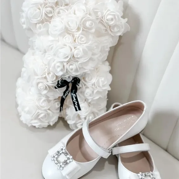 AMATI STEPS White Kids Sofia  shoes with Bow and Pearl Detail NWT