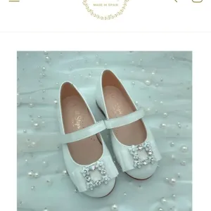 AMATI STEPS White Kids Sofia  shoes with Bow and Pearl Detail NWT