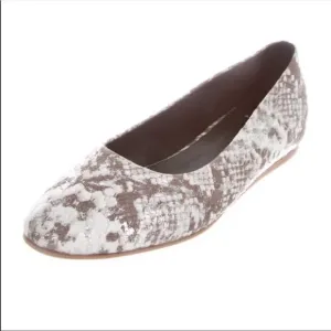 AQUATALIA CIERRA LEATHER METALLIC SNAKE EMBOSSED WEATHERPROOF FLATS NWT SZ 5