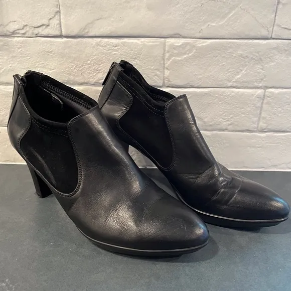 Aquatalia sz 7 black leather suede heeled ankle boots