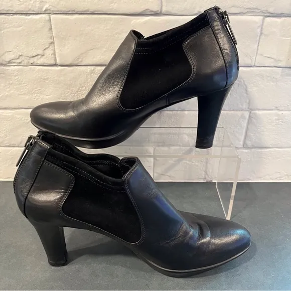 Aquatalia sz 7 black leather suede heeled ankle boots