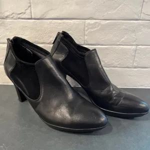 Aquatalia sz 7 black leather suede heeled ankle boots