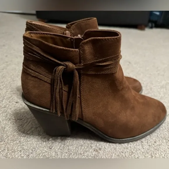 Arizona Jean Company brown suede heeled boots size 9M