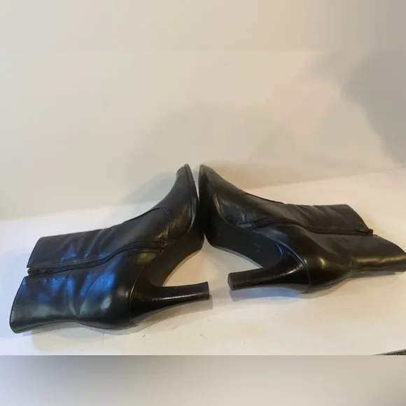 Audrey Brooke~Black Leather Heeled Ankle Boots~Inside Zipper Closure~Size 10M