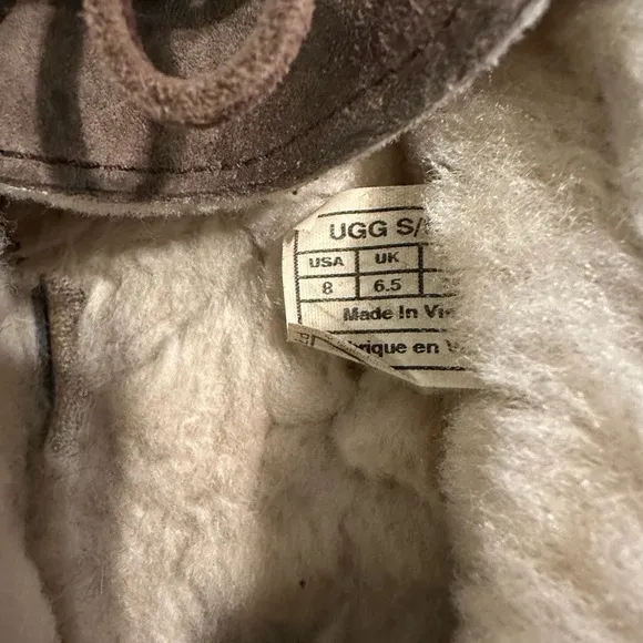 Authentic Suede UGG mocha Sherpa-lined women’s moccasins size 8