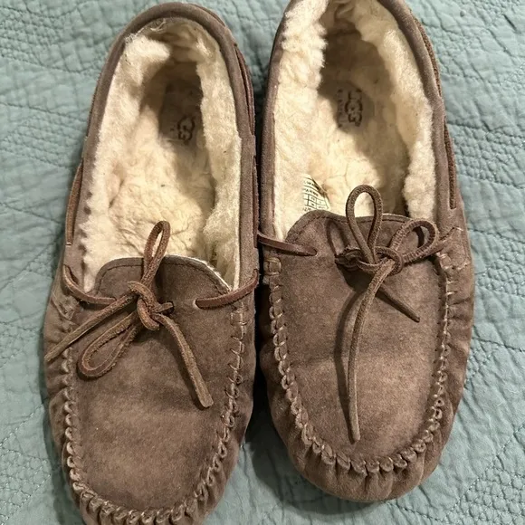 Authentic Suede UGG mocha Sherpa-lined women’s moccasins size 8