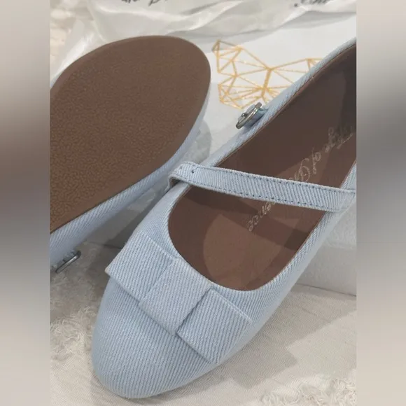 Beautiful shoes for special occasions! Like new only worn for pictures