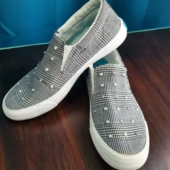 Black &amp; White BLOWFISH Canvas shoes W/Pearl &amp; Crystal details Size 8