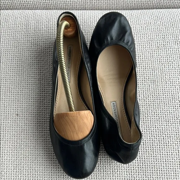 Black Leather Flats Vera Wang Lavender size 37.5 beautiful Lesther