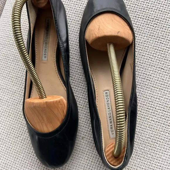 Black Leather Flats Vera Wang Lavender size 37.5 beautiful Lesther