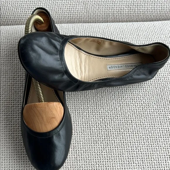Black Leather Flats Vera Wang Lavender size 37.5 beautiful Lesther