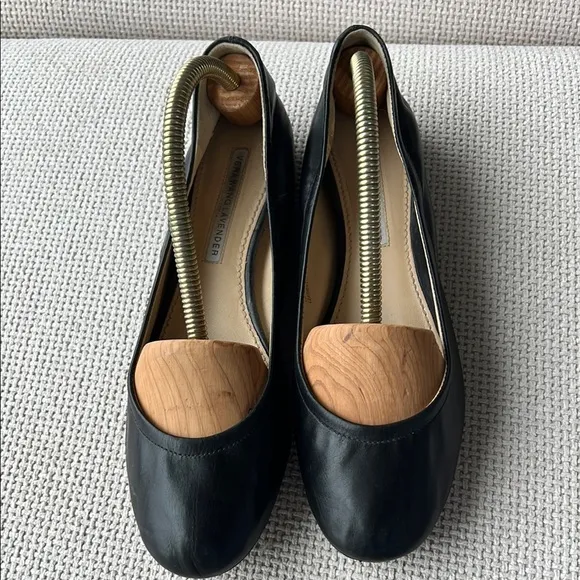 Black Leather Flats Vera Wang Lavender size 37.5 beautiful Lesther