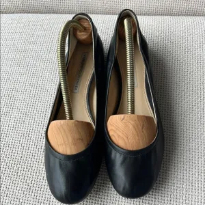 Black Leather Flats Vera Wang Lavender size 37.5 beautiful Lesther