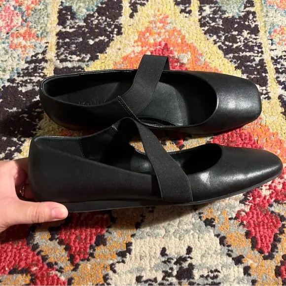 Blondo Women's Brielle Waterproof Flat Shoes size 10