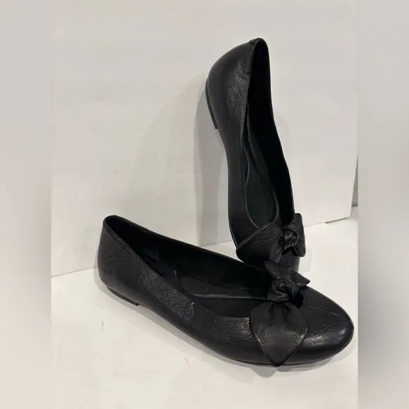 Born black flats with a bow and toe cleavage