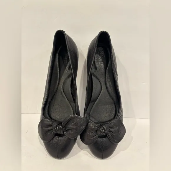 Born black flats with a bow and toe cleavage