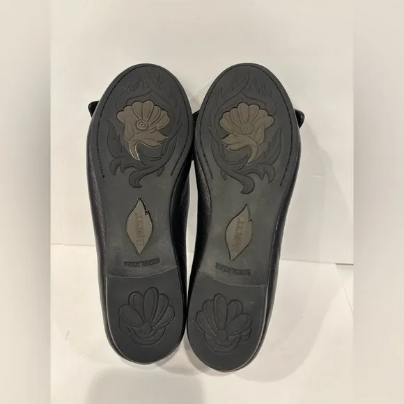 Born black flats with a bow and toe cleavage