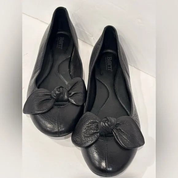 Born black flats with a bow and toe cleavage