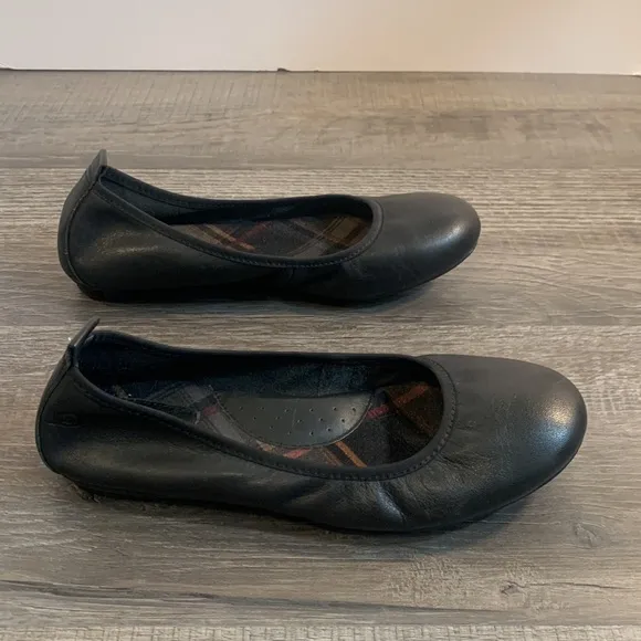 Born black leather flats size 7 1/2