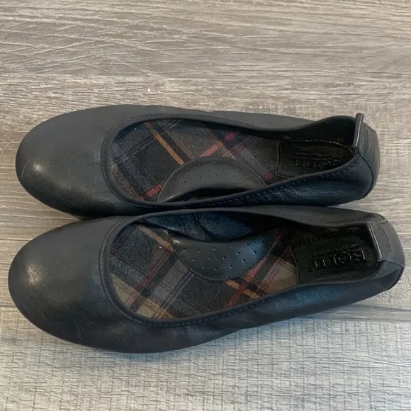 Born black leather flats size 7 1/2