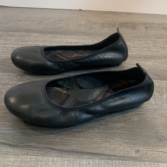 Born black leather flats size 7 1/2