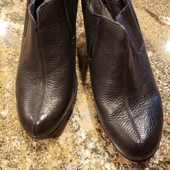 Born Black Pebbled Leather Ankle Heeled Boots Size 9.5
