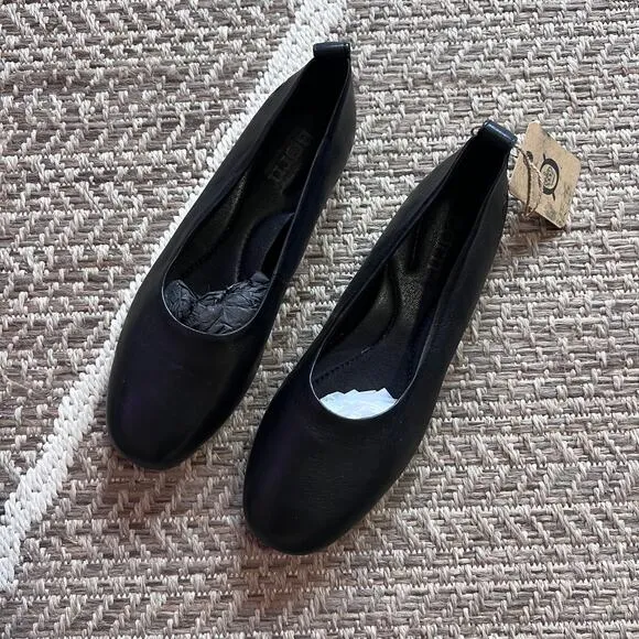 Born Leather Flats Sz 6M