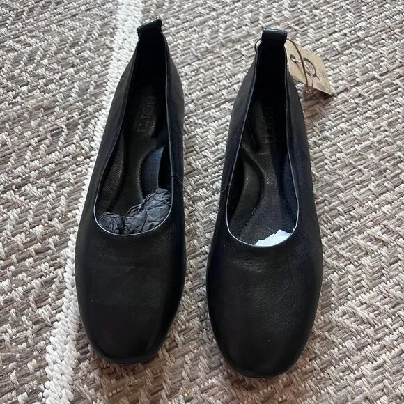 Born Leather Flats Sz 6M