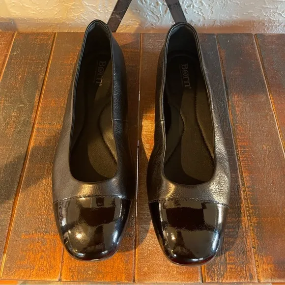 Born Women’s Britta Black Patent Leather/Leather Flats Size 8.5