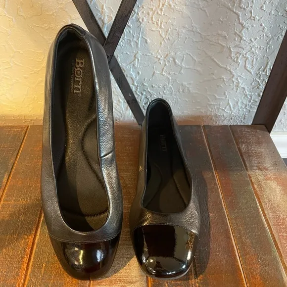 Born Women’s Britta Black Patent Leather/Leather Flats Size 8.5