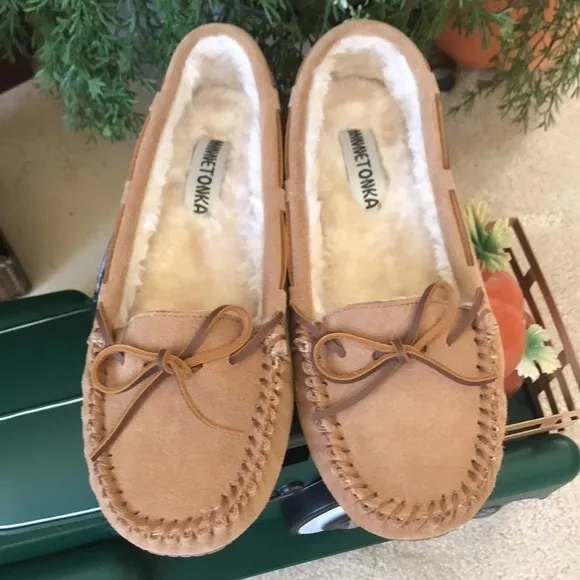 Brand New Minnetonka Genuine Suede Slip-On Moccasin Slipper Shoes