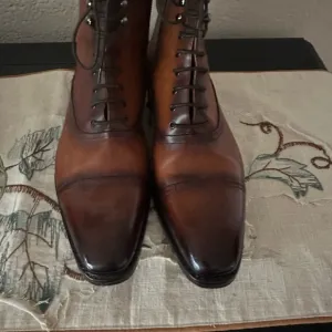 Brown Leather Oxford Shoes with Lace-Up Design