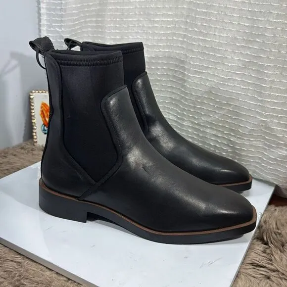 (C) Zara Flat leather ankle boots with elastic at the ankle, size 39/8 US