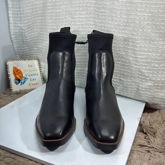 (C) Zara Flat leather ankle boots with elastic at the ankle, size 39/8 US