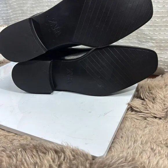 (C) Zara Flat leather ankle boots with elastic at the ankle, size 39/8 US