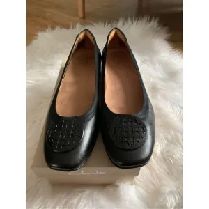 Clarks Artisan Black Leather Medallion Candra Blush Ballet Flats size 8.5