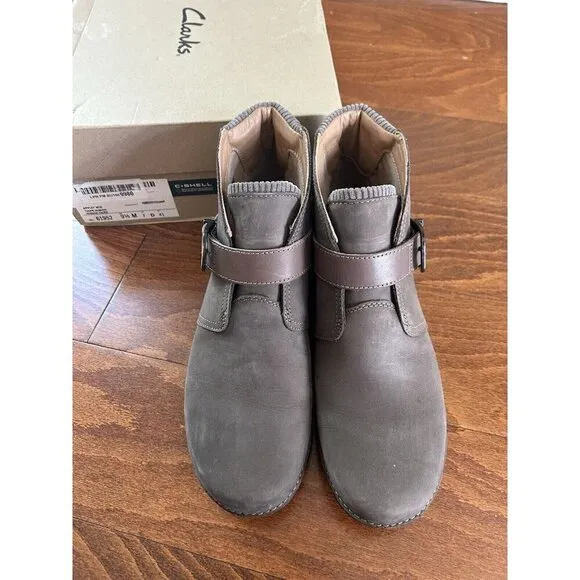 Clarks Women's Appley Mid Ankle Boot Taupe Nubuck Leather Bucke NEW 9.5 M