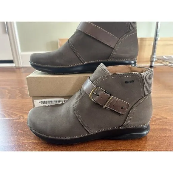 Clarks Women's Appley Mid Ankle Boot Taupe Nubuck Leather Bucke NEW 9.5 M