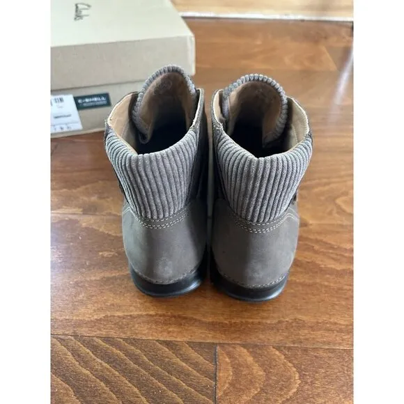 Clarks Women's Appley Mid Ankle Boot Taupe Nubuck Leather Bucke NEW 9.5 M