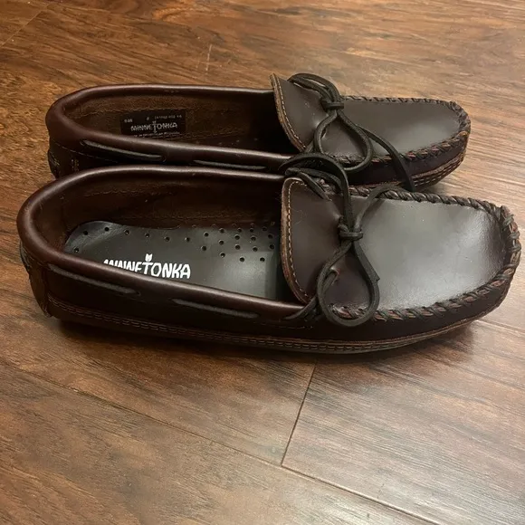 Classic Minnetonka Driving Mocassin-NWOT Men’s-size 8 and Women’s size 10