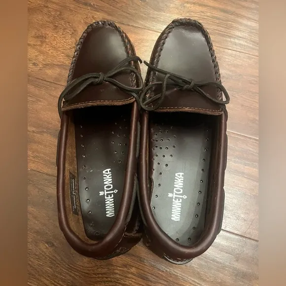 Classic Minnetonka Driving Mocassin-NWOT Men’s-size 8 and Women’s size 10